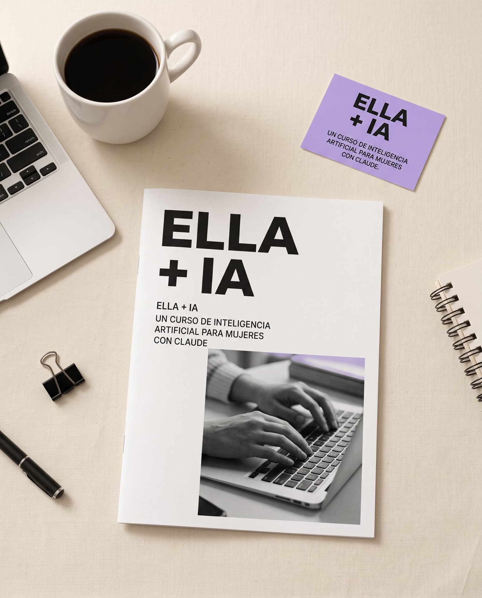 Materiales editoriales de ELLA+IA sobre un escritorio